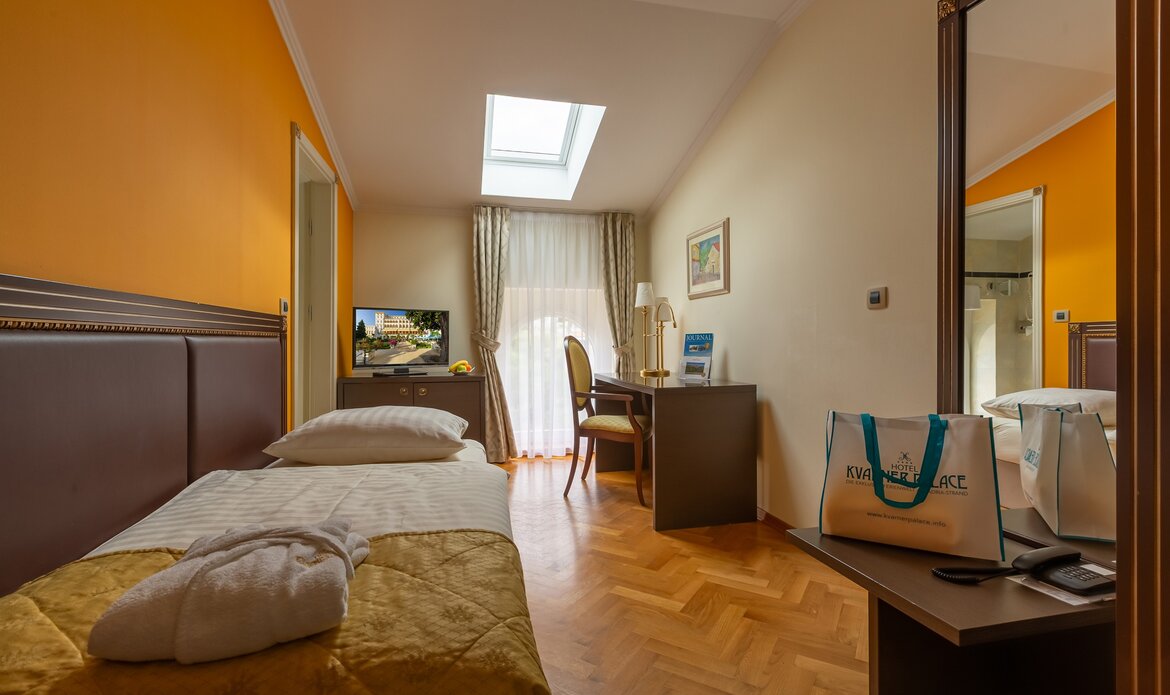 Einzelzimmer im historischen Hotel in Crikvenica