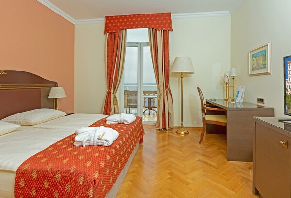 Doppelzimmer mit Meerblick im Strandhotel Crikvenica